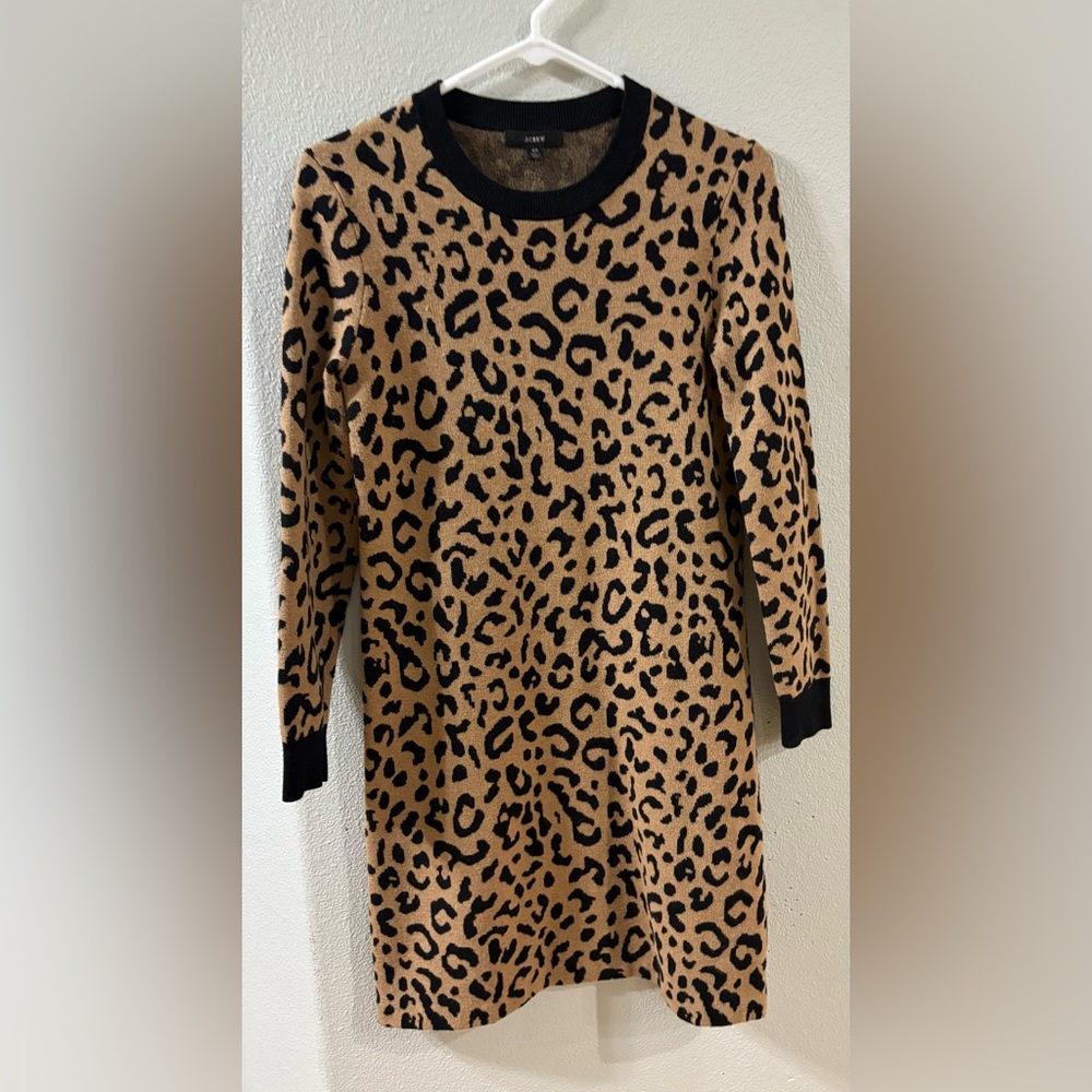 Long-sleeve mini sweater-dress in leopard